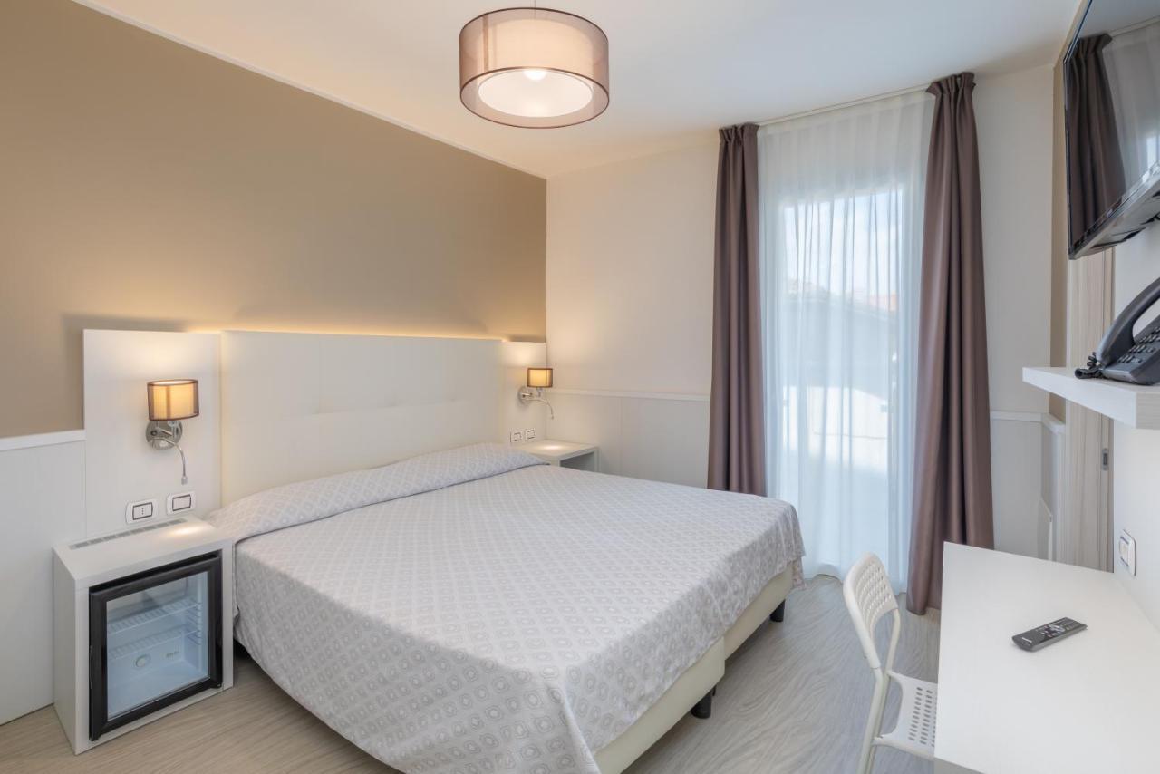 Hotel Garni' Serena Каорле Экстерьер фото