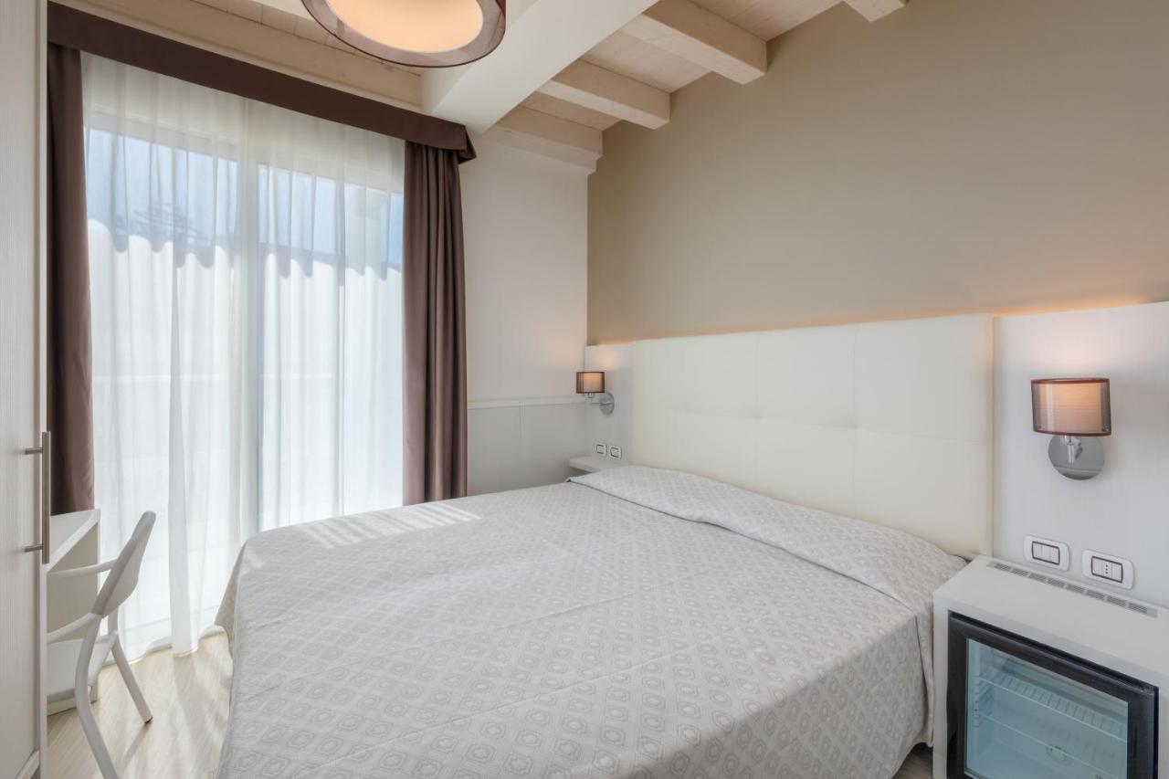 Hotel Garni' Serena Каорле Экстерьер фото