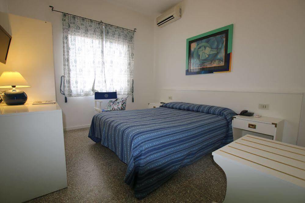 Hotel Garni' Serena Каорле Экстерьер фото