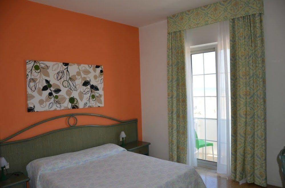 Hotel Garni' Serena Каорле Экстерьер фото